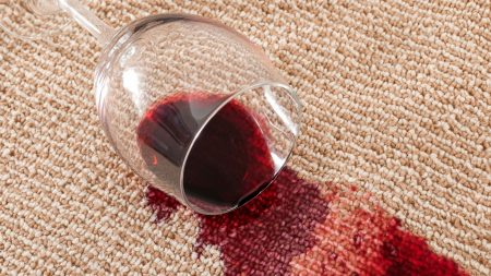 4 triky, jak vyčistit skvrny od červeného vína