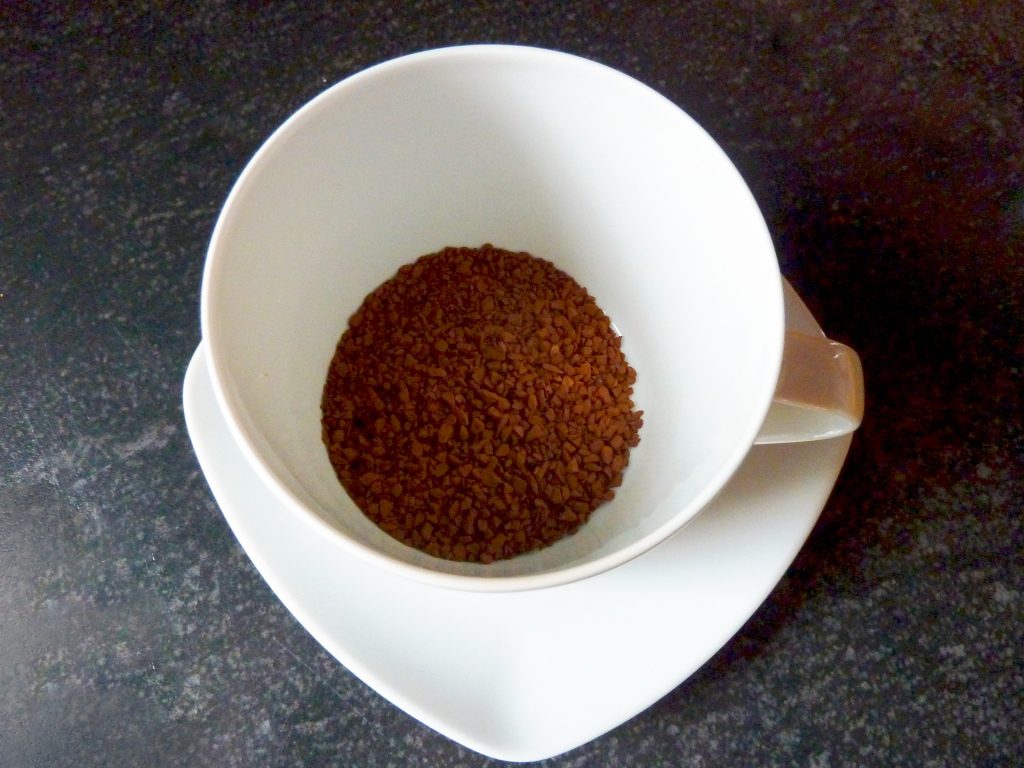 Instantní káva obsahuje méně kofeinu.  
Fotka od moritz320 z Pixabay.