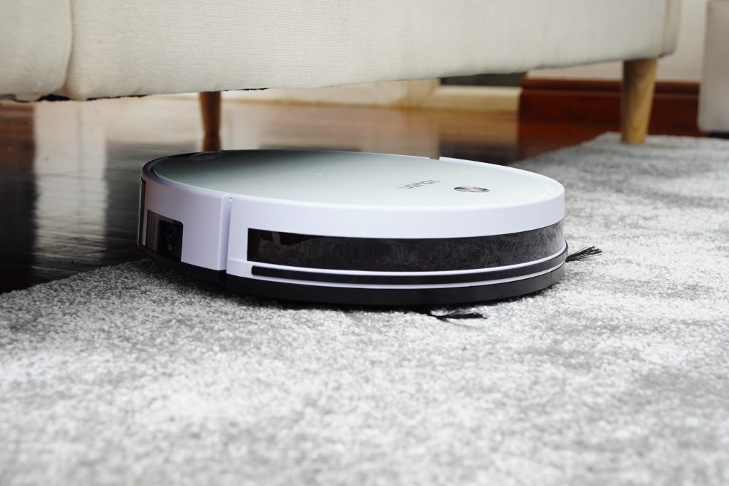 Robotický vysavač si poradí s kobercem i podlahou. 
Fotka od Kowon vn z Unsplash.