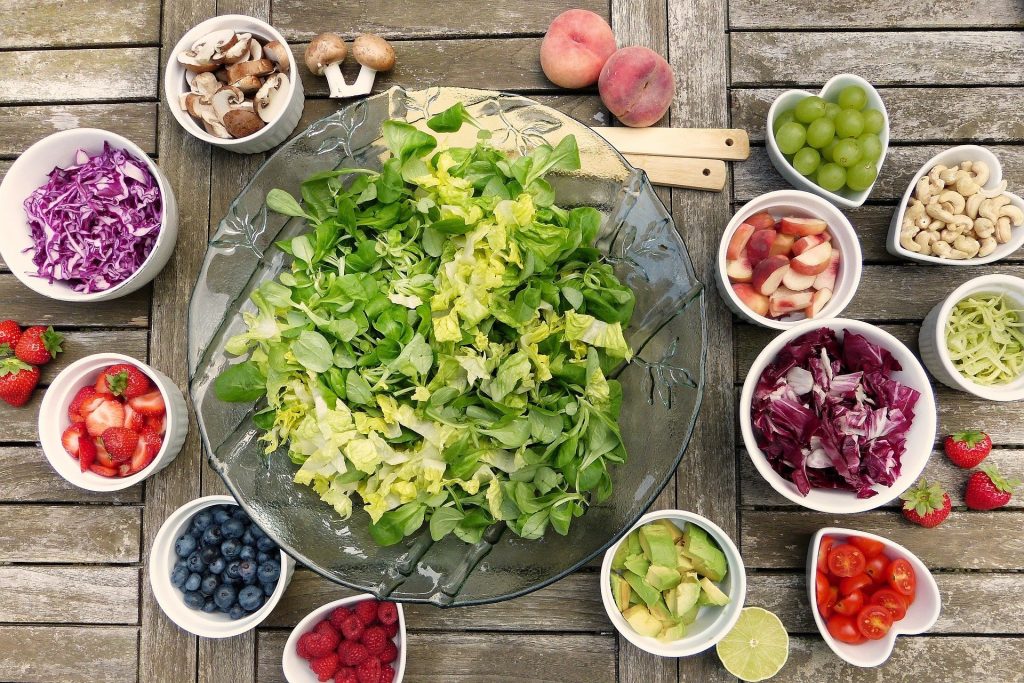 Vyvážená strava je ve vyšším věku klíč ke zdraví. 
Fotka od silviarita z Pixabay.