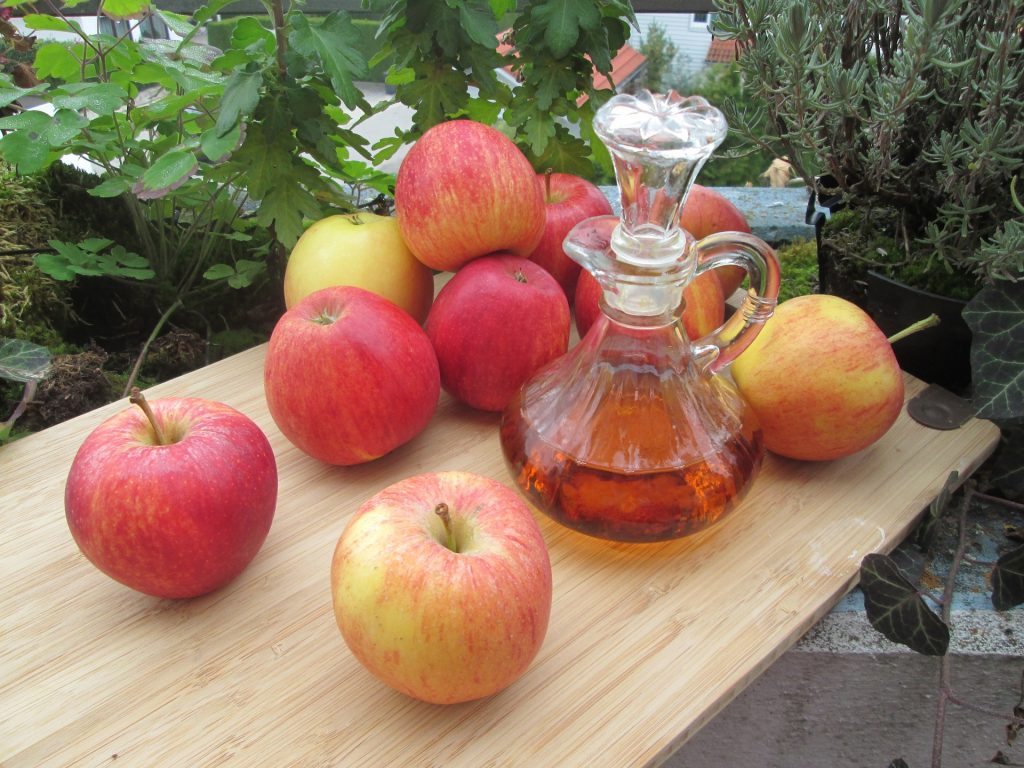 Jablečný ocet vám pomůže s kožními výrůstky. 
Fotka od wicherek z Pixabay.