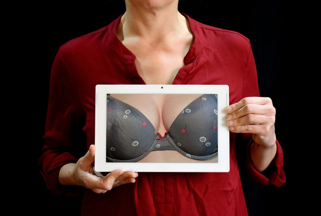 Nošení podprsenky nemá pro ženu zřejmě žádný přínos. 
Fotka od Klaus Hausmann z Pixabay.
