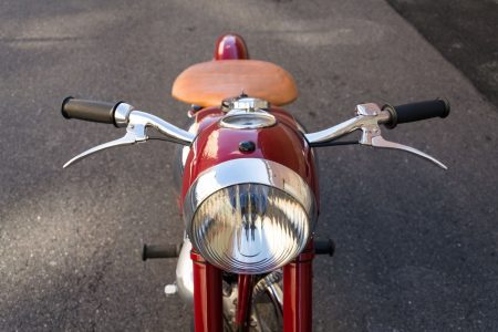 JAWA: První motorku vyrobili před více než 90 lety. Poznáte kývačku a panelku?