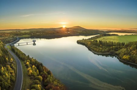 Nejmladší přehrada v Česku je obklopena sopkami. Jak zachránila kraj před povodní?