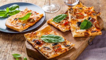 Uvařte do půl hodiny nebo jen ze sedmi surovin: Pizza bez gramu mouky a nadýchané květákové placičky se sýrem