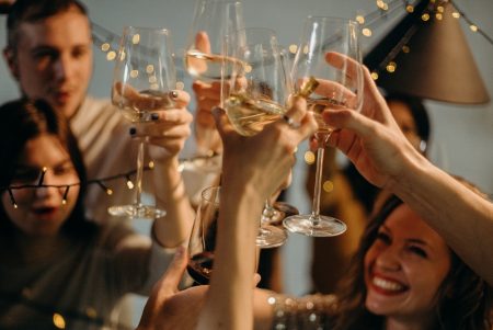 Majonéza, víno, rtěnka, vosk: Jak se zbavit nežádoucích skvrn na oblečení i v bytě po bujarém silvestrovském večírku?