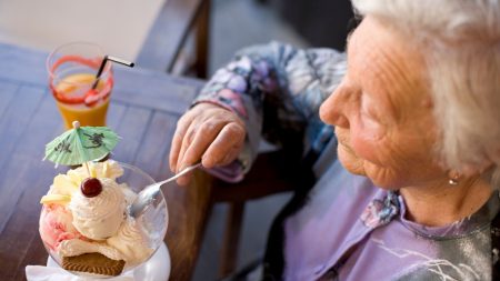 Těmto špatným stravovacím návykům byste se měli snažit vyvarovat, pokud je vám nad 60 let