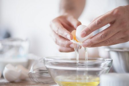 Využili jste při vaření jen vaječné žloutky? Máme pro vás 8 tipů, jak zužitkovat i zbylý bílek