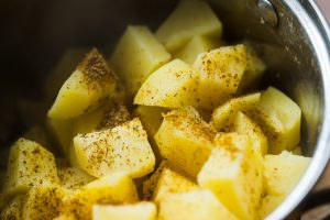 Šetříme čas i plyn: Vařte i předvařte si brambory v mikrovlnce. Rychlá příprava i pro další úpravy