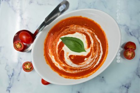 Podzimní polévka: Zahřívací rajčatová s krutony a hřejivým přídavkem
