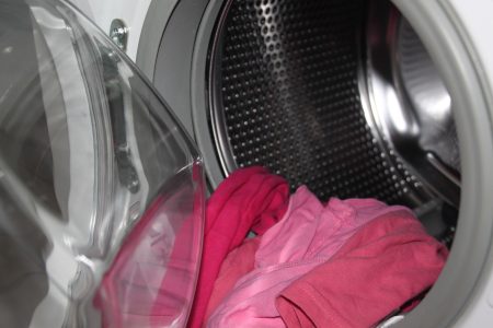 Opravář praček s dvacetiletou praxí radí: Tuto věc nikdy neperte v pračce