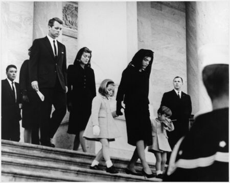 Vyhazov z Bílého domu: Jackie Kennedyovou s dětmi vykopli po ztrátě druhého dítěte a atentátu na manžela