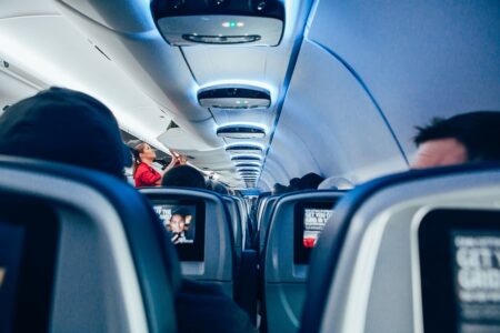 7 neobvyklých pravidel, která musí dodržovat letušky: Tohle byste neměnili!