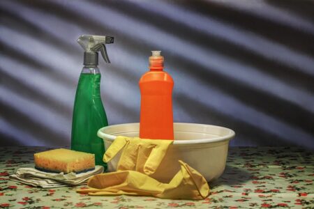 Pozor. V čisticích prostředcích byla objevena nebezpečná bakterie! Může způsobit vážné zdravotní problémy. Co dělat, když je máte doma?