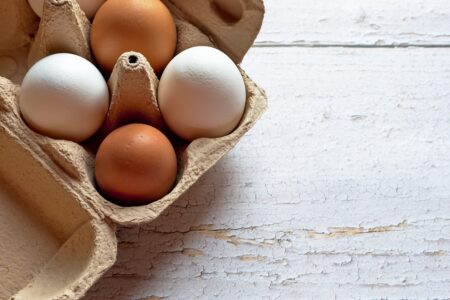 Víte, proč otevírá pokladní v supermarketu balení vajec? Nekontroluje, zda jsou rozbitá