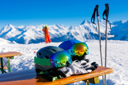Správný výběr lyžařské přilby, brýlí a rukavic je velmi důležitý
