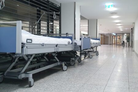 Nemocnice v britském Brightonu: Ženu nechali v bolestech umírat 12 hodin na chodbě! Její smrti se dalo zabránit, rodina se soudí