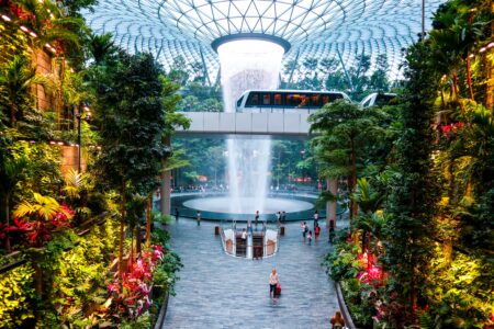 Na cestách: Nejlepší letiště na světě má skluzavky, bludiště, trampolíny a džungli s vodopádem přímo na terminálu