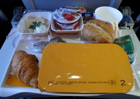 Proč jídlo v letadle nechutná dobře? Může za to hluk