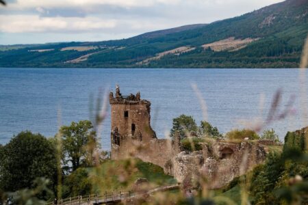55letý John Payne z Newportu ve Walesu navštívil jezero Loch Ness ve Skotsku, když si všiml něčeho neobvyklého a pořídil snímek