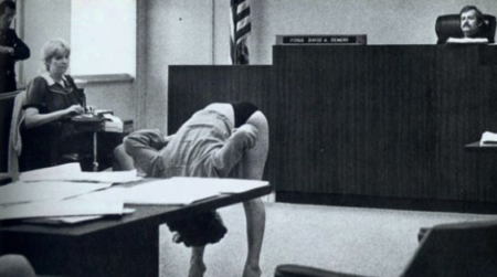 Ikonická fotografie: Žena u soudu ukazuje soudci kalhotky