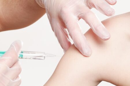 Pojišťovny nově zaplatí očkování proti HPV dalším „náctiletým“  