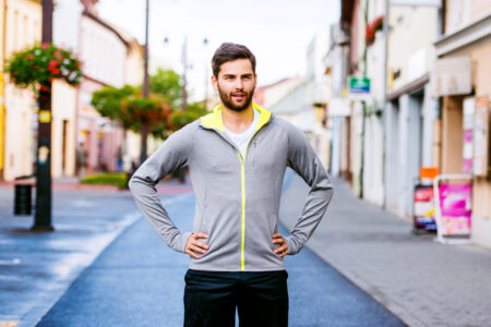 Fleecové mikiny vs. jiné druhy mikin: Kdy a proč zvolit fleece?