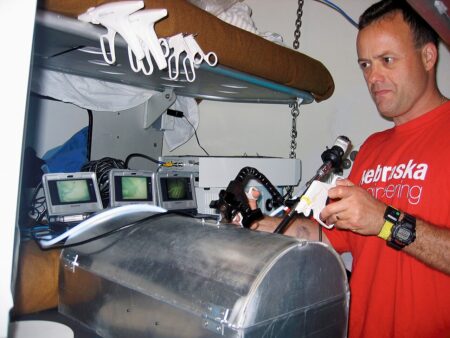 Astronaut Ron Garan se po 178 dnech  vrátil na Zemi s něčím mnohem těžším než vesmírnou technologií. Zůstává jen jedna pravda: “Jsme tu jen my.”