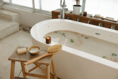 Domácí spa večer: Peelingy, tělová másla a koupelová kosmetika pro hebkou pokožku