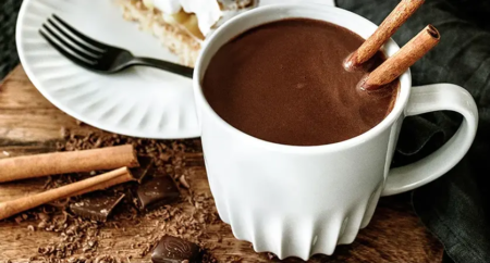 Krása každodennosti: Proč se kvalitní porcelán a sklo vracejí do moderních domácností?